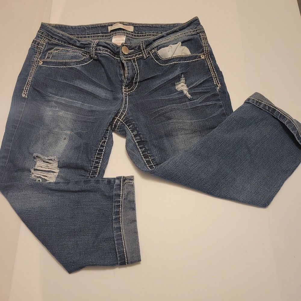 No Boundaries Capri Women's size 11 Blue Denim Jeans Distressed
